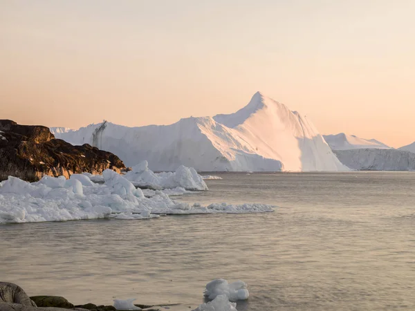 Iceberg antarctique dans la neige — Photo