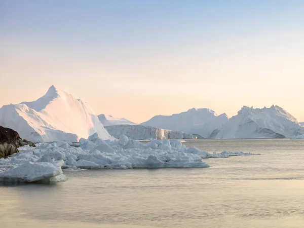 눈 속에 있는 북극 빙산 — 스톡 사진