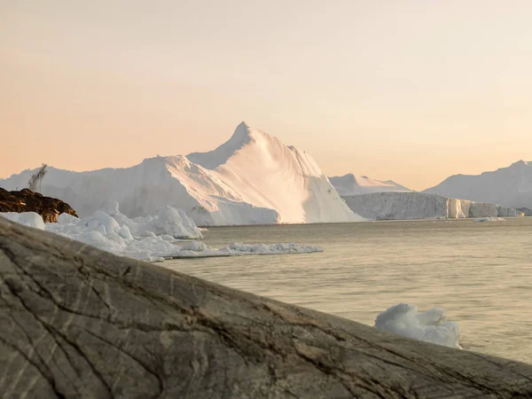 Iceberg antártico en la nieve — Foto de Stock