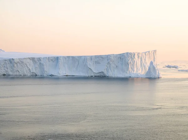 Wielkie góry lodowe topnieją na biegun świata — Zdjęcie stockowe