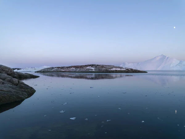 Великі айсберги тануть на північному полюсі світу — стокове фото