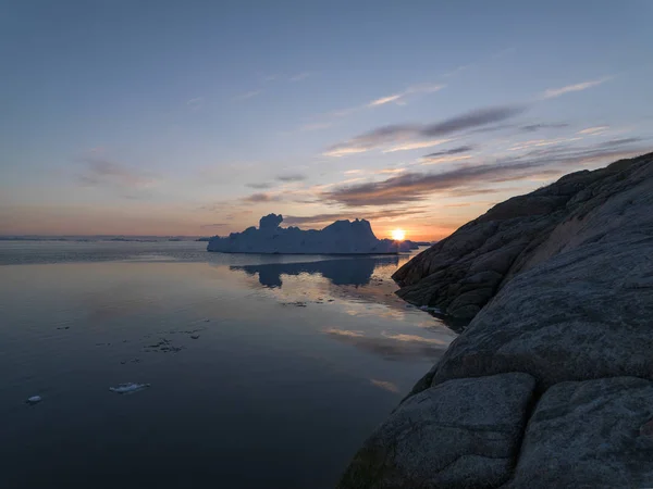 Grandes icebergs se están derritiendo en el polo norte del mundo — Foto de Stock
