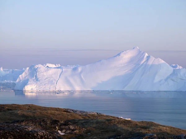 Kuzey Kutbu'nda dünyanın büyük icebergs erime — Stok fotoğraf