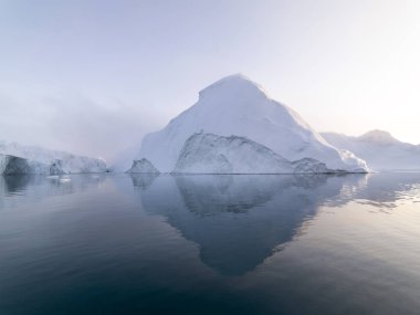 Arctic buzdağları Grönland arctic deniz '. Su yüzeyi üzerinde ve su yüzeyinin altında o buzdağı olduğunu kolayca görebilirsiniz. Bazen inanılmaz bir buzdağı yüzde 90'ını su altında olduğunu