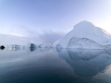 Arctic buzdağları Grönland arctic deniz '. Su yüzeyi üzerinde ve su yüzeyinin altında o buzdağı olduğunu kolayca görebilirsiniz. Bazen inanılmaz bir buzdağı yüzde 90'ını su altında olduğunu