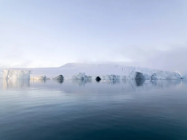 Ледяной покров Гренландии в арктическом море. Можно легко увидеть, что айсберг находится над поверхностью воды и под поверхностью воды. Иногда невероятно, что 90% айсберга находится под водой. — стоковое фото