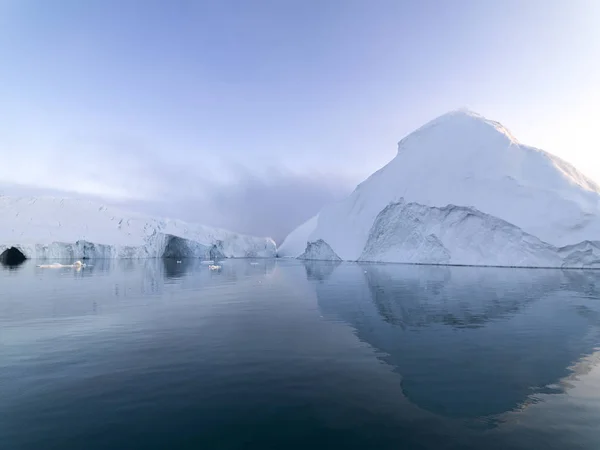 Arktische Eisberge grönland im arktischen Meer. kann man leicht erkennen, dass sich der Eisberg über der Wasseroberfläche und unter der Wasseroberfläche befindet. manchmal unglaublich, dass 90% eines Eisbergs unter Wasser liegt — Stockfoto