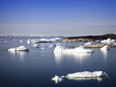 Arctic buzdağları Grönland arctic deniz '. Su yüzeyi üzerinde ve su yüzeyinin altında o buzdağı olduğunu kolayca görebilirsiniz. Bazen inanılmaz bir buzdağı yüzde 90'ını su altında olduğunu