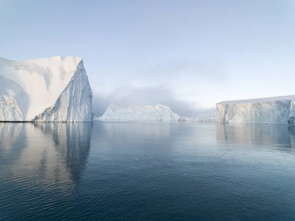 Arctic Icebergs Groenlandia en el mar Ártico. Usted puede ver fácilmente que el iceberg está sobre la superficie del agua, y debajo de la superficie del agua. A veces increíble que el 90% de un iceberg esté bajo el agua — Foto de Stock