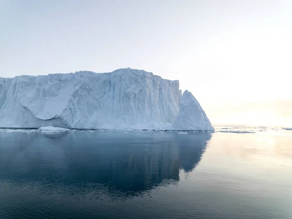 Arctic ijsbergen Groenland in de Arctische zee. U kunt eenvoudig zien dat ijsberg is over het wateroppervlak, en onder het wateroppervlak. Soms ongelooflijk dat 90% van een ijsberg onder water — Stockfoto