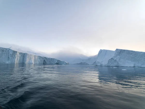 Iceberg artici Groenlandia nel Mar Artico. Si può facilmente vedere che l'iceberg è sopra la superficie dell'acqua, e sotto la superficie dell'acqua. A volte incredibile che il 90% di un iceberg sia sott'acqua — Foto Stock