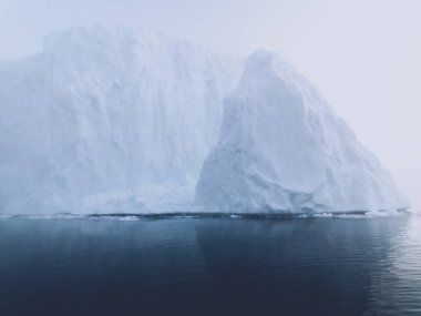 Arctic buzdağları Grönland arctic deniz '. Su yüzeyi üzerinde ve su yüzeyinin altında o buzdağı olduğunu kolayca görebilirsiniz. Bazen inanılmaz bir buzdağı yüzde 90'ını su altında olduğunu