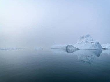 Arctic buzdağları Grönland arctic deniz '. Su yüzeyi üzerinde ve su yüzeyinin altında o buzdağı olduğunu kolayca görebilirsiniz. Bazen inanılmaz bir buzdağı yüzde 90'ını su altında olduğunu