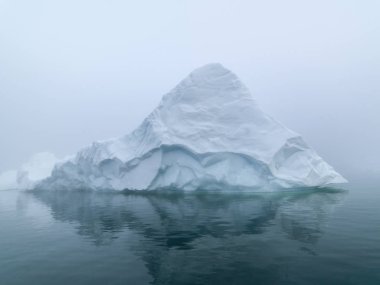 Arctic buzdağları Grönland arctic deniz '. Su yüzeyi üzerinde ve su yüzeyinin altında o buzdağı olduğunu kolayca görebilirsiniz. Bazen inanılmaz bir buzdağı yüzde 90'ını su altında olduğunu