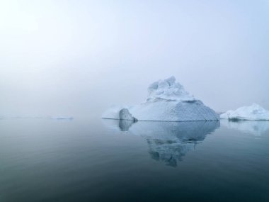 Arctic buzdağları Grönland arctic deniz '. Su yüzeyi üzerinde ve su yüzeyinin altında o buzdağı olduğunu kolayca görebilirsiniz. Bazen inanılmaz bir buzdağı yüzde 90'ını su altında olduğunu