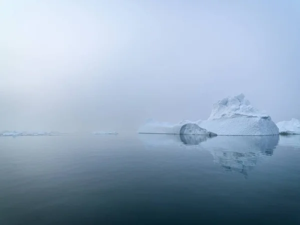 Arctic Icebergs Groenlandia en el mar Ártico. Usted puede ver fácilmente que el iceberg está sobre la superficie del agua, y debajo de la superficie del agua. A veces increíble que el 90% de un iceberg esté bajo el agua — Foto de Stock