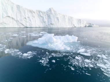 Arctic buzdağları Grönland arctic deniz '. Su yüzeyi üzerinde ve su yüzeyinin altında o buzdağı olduğunu kolayca görebilirsiniz. Bazen inanılmaz bir buzdağı yüzde 90'ını su altında olduğunu