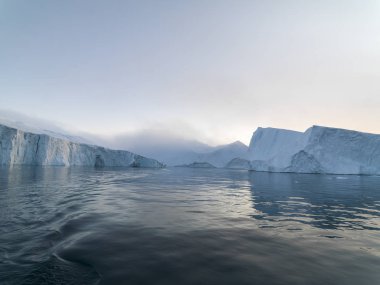 Arctic buzdağları Grönland arctic deniz '. Su yüzeyi üzerinde ve su yüzeyinin altında o buzdağı olduğunu kolayca görebilirsiniz. Bazen inanılmaz bir buzdağı yüzde 90'ını su altında olduğunu