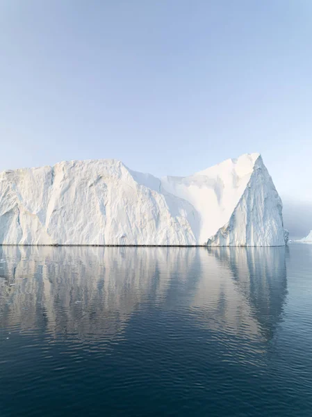 Arctic Icebergs Groenland in the arctic sea. Vous pouvez facilement voir que l'iceberg se trouve au-dessus de la surface de l'eau et sous la surface de l'eau. Parfois incroyable que 90 % d'un iceberg soit sous l'eau — Photo