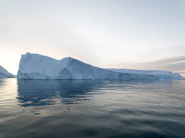 Arctic Icebergs Groenland in the arctic sea. Vous pouvez facilement voir que l'iceberg se trouve au-dessus de la surface de l'eau et sous la surface de l'eau. Parfois incroyable que 90 % d'un iceberg soit sous l'eau — Photo