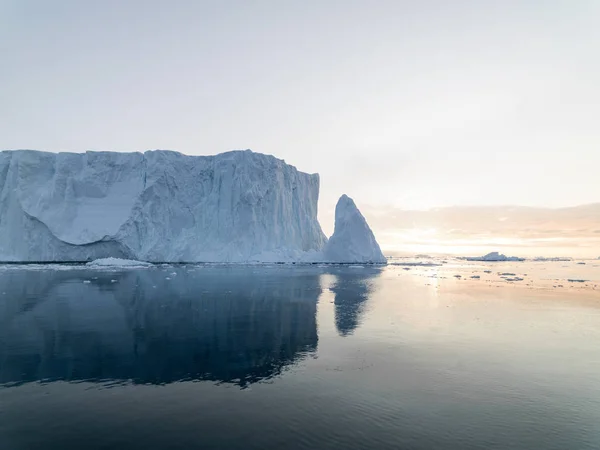 Arktische Eisberge grönland im arktischen Meer. kann man leicht erkennen, dass sich der Eisberg über der Wasseroberfläche und unter der Wasseroberfläche befindet. manchmal unglaublich, dass 90% eines Eisbergs unter Wasser liegt — Stockfoto