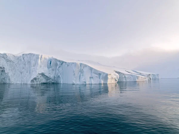 Arctic Icebergs Groenlandia en el mar Ártico. Usted puede ver fácilmente que el iceberg está sobre la superficie del agua, y debajo de la superficie del agua. A veces increíble que el 90% de un iceberg esté bajo el agua — Foto de Stock