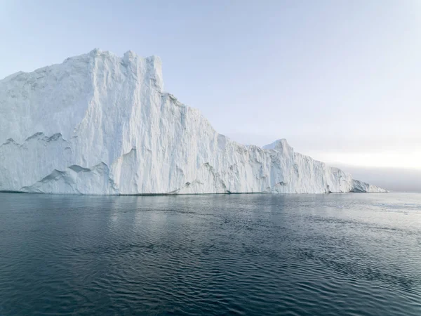 Arctic Icebergs Groenlandia en el mar Ártico. Usted puede ver fácilmente que el iceberg está sobre la superficie del agua, y debajo de la superficie del agua. A veces increíble que el 90% de un iceberg esté bajo el agua — Foto de Stock