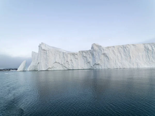 Arctic ijsbergen Groenland in de Arctische zee. U kunt eenvoudig zien dat ijsberg is over het wateroppervlak, en onder het wateroppervlak. Soms ongelooflijk dat 90% van een ijsberg onder water — Stockfoto