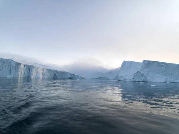 북극 빙산 그린란드는 북극에서. 그 빙산은 수 면, 그리고 수 면 아래 쉽게 볼 수 있습니다. 때로는 물 아래 빙산의 90%가 믿을 수 없는 — 스톡 사진