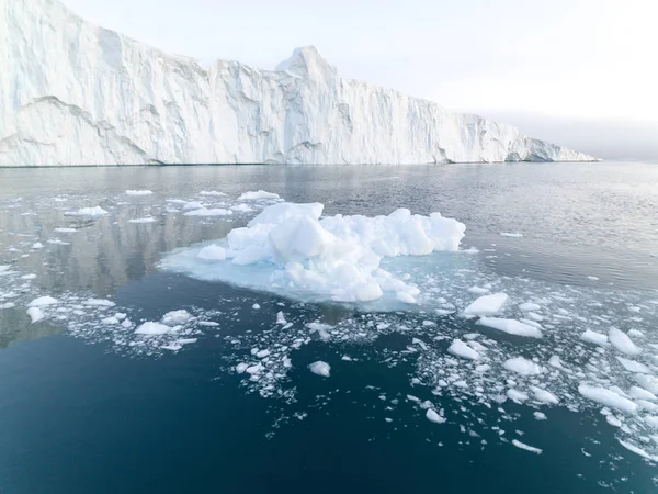 Arctic Icebergs Groenlandia en el mar Ártico. Usted puede ver fácilmente que el iceberg está sobre la superficie del agua, y debajo de la superficie del agua. A veces increíble que el 90% de un iceberg esté bajo el agua — Foto de Stock