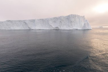 Arctic buzdağları Grönland arctic deniz '. Su yüzeyi üzerinde ve su yüzeyinin altında o buzdağı olduğunu kolayca görebilirsiniz. Bazen inanılmaz bir buzdağı yüzde 90'ını su altında olduğunu