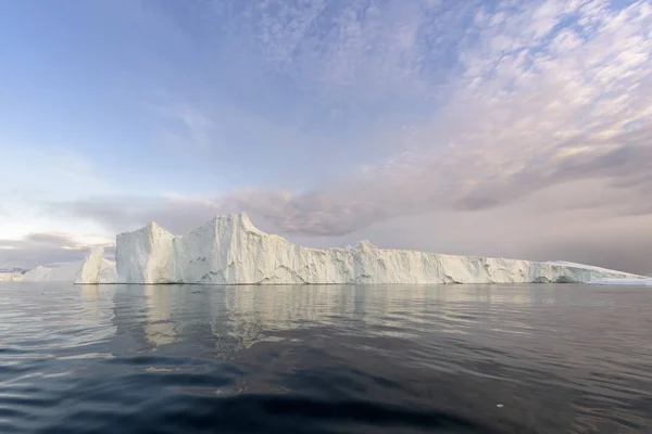 Arctic isberg Grönland i arktiska havet. Du kan enkelt se att isberget ligger över vattenytan och under vattenytan. Ibland otroligt att 90 procent av ett isberg är under vatten — Stockfoto