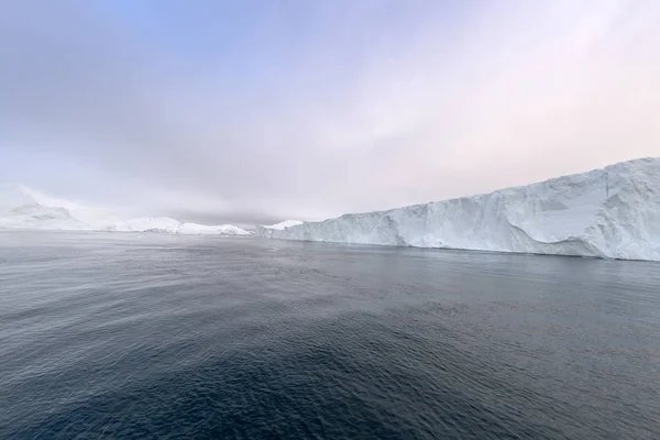 Arctic Icebergs Groenlândia no mar Ártico. Você pode facilmente ver que o iceberg está sobre a superfície da água, e abaixo da superfície da água. Às vezes inacreditável que 90% de um iceberg está debaixo d 'água — Fotografia de Stock