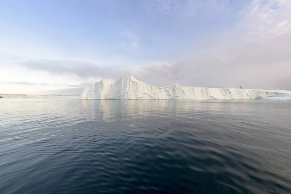 北极冰山格陵兰岛北极海中。你可以很容易看到那冰山水面上和水面下。有时令人难以置信的一座冰山的 90%是在水之下 — 图库照片