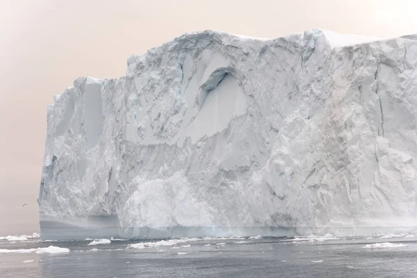 Arctic Icebergs Greenland in the arctic sea. You can easily see that iceberg is over the water surface, and below the water surface. Sometimes unbelievable that 90% of an iceberg is under water — Stock Photo, Image