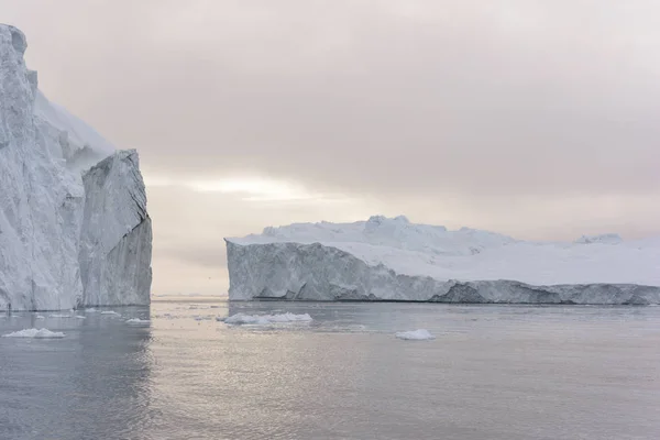 Sarki jéghegyek Grönland sarkvidéki tengeri. Könnyen láthatjuk hogy a jéghegy a víz felszínén, és a vízfelszín alatt. Néha hihetetlen, hogy egy jéghegy 90 %-a víz alatt — Stock Fotó