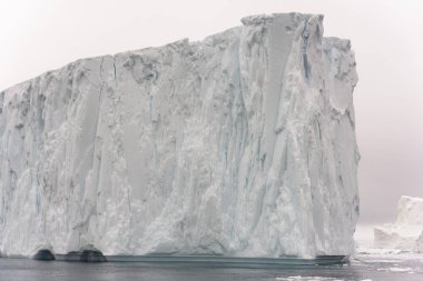 Arctic buzdağları Grönland arctic deniz '. Su yüzeyi üzerinde ve su yüzeyinin altında o buzdağı olduğunu kolayca görebilirsiniz. Bazen inanılmaz bir buzdağı yüzde 90'ını su altında olduğunu