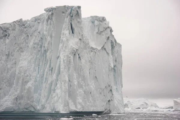 Sarki jéghegyek Grönland sarkvidéki tengeri. Könnyen láthatjuk hogy a jéghegy a víz felszínén, és a vízfelszín alatt. Néha hihetetlen, hogy egy jéghegy 90 %-a víz alatt — Stock Fotó