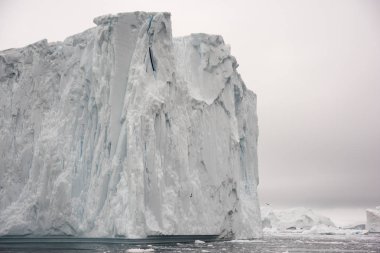 Arctic buzdağları Grönland arctic deniz '. Su yüzeyi üzerinde ve su yüzeyinin altında o buzdağı olduğunu kolayca görebilirsiniz. Bazen inanılmaz bir buzdağı yüzde 90'ını su altında olduğunu