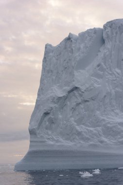 Arctic buzdağları Grönland arctic deniz '. Su yüzeyi üzerinde ve su yüzeyinin altında o buzdağı olduğunu kolayca görebilirsiniz. Bazen inanılmaz bir buzdağı yüzde 90'ını su altında olduğunu