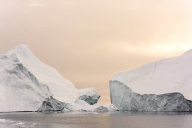 Arctic buzdağları Grönland arctic deniz '. Su yüzeyi üzerinde ve su yüzeyinin altında o buzdağı olduğunu kolayca görebilirsiniz. Bazen inanılmaz bir buzdağı yüzde 90'ını su altında olduğunu