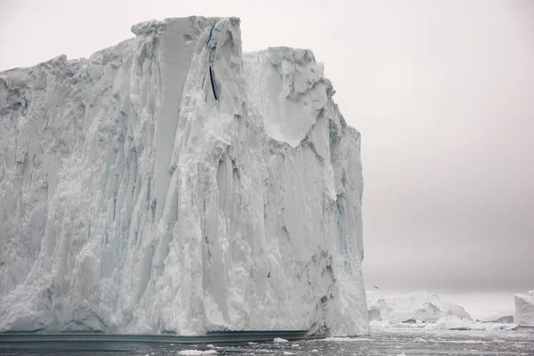 Arctic Icebergs Groenlandia en el mar Ártico. Usted puede ver fácilmente que el iceberg está sobre la superficie del agua, y debajo de la superficie del agua. A veces increíble que el 90% de un iceberg esté bajo el agua — Foto de Stock