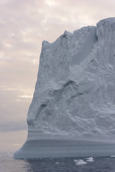 Arctic Icebergs Groenlândia no mar Ártico. Você pode facilmente ver que o iceberg está sobre a superfície da água, e abaixo da superfície da água. Às vezes inacreditável que 90% de um iceberg está debaixo d 'água — Fotografia de Stock