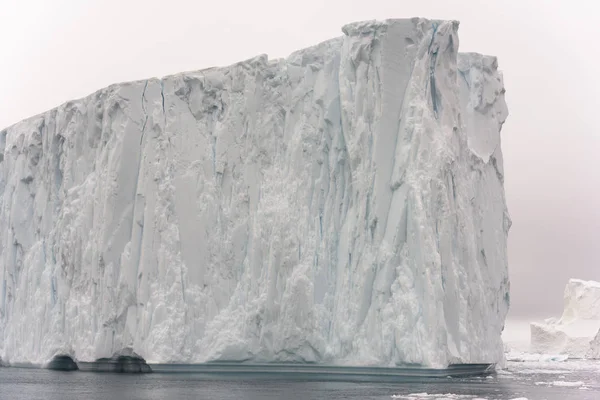 Arktische Eisberge grönland im arktischen Meer. kann man leicht erkennen, dass sich der Eisberg über der Wasseroberfläche und unter der Wasseroberfläche befindet. manchmal unglaublich, dass 90% eines Eisbergs unter Wasser liegt — Stockfoto