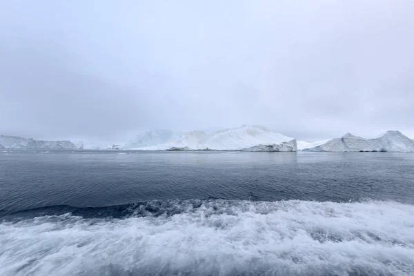 Arctic ijsbergen Groenland in de Arctische zee. U kunt eenvoudig zien dat ijsberg is over het wateroppervlak, en onder het wateroppervlak. Soms ongelooflijk dat 90% van een ijsberg onder water — Stockfoto