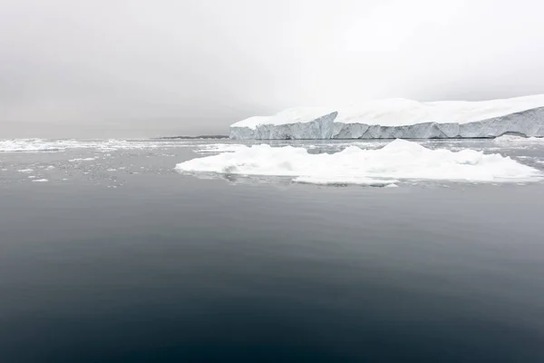 Wunderschöne Umgebung am arktischen Ozean mit Eisbergen — Stockfoto