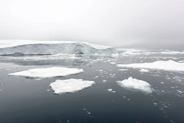 Arctic isberg Grönland i arktiska havet. Du kan enkelt se att isberget ligger över vattenytan och under vattenytan. Ibland otroligt att 90 procent av ett isberg är under vatten — Stockfoto