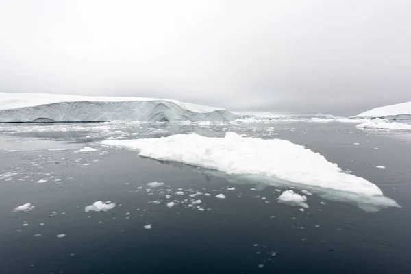 北极冰山格陵兰岛北极海中。你可以很容易看到那冰山水面上和水面下。有时令人难以置信的一座冰山的 90%是在水之下 — 图库照片