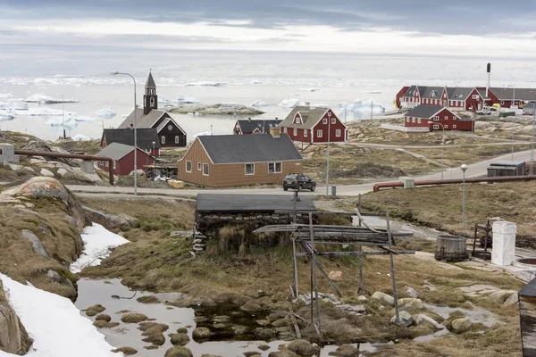 Arctic Icebergs Groenlandia en el mar Ártico. Usted puede ver fácilmente que el iceberg está sobre la superficie del agua, y debajo de la superficie del agua. A veces increíble que el 90% de un iceberg esté bajo el agua — Foto de Stock