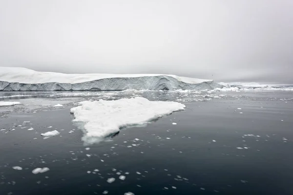 Arctic Icebergs Groenlandia en el mar Ártico. Usted puede ver fácilmente que el iceberg está sobre la superficie del agua, y debajo de la superficie del agua. A veces increíble que el 90% de un iceberg esté bajo el agua —  Fotos de Stock